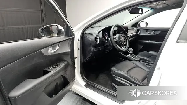 Kia The New K3 2nd generation 2022 Белый из Кореи, фото 2