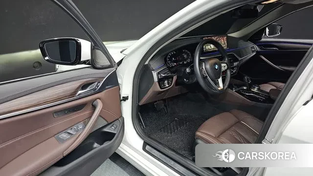 BMW 5 Series (G30) 2022 Белый из Кореи, фото 2