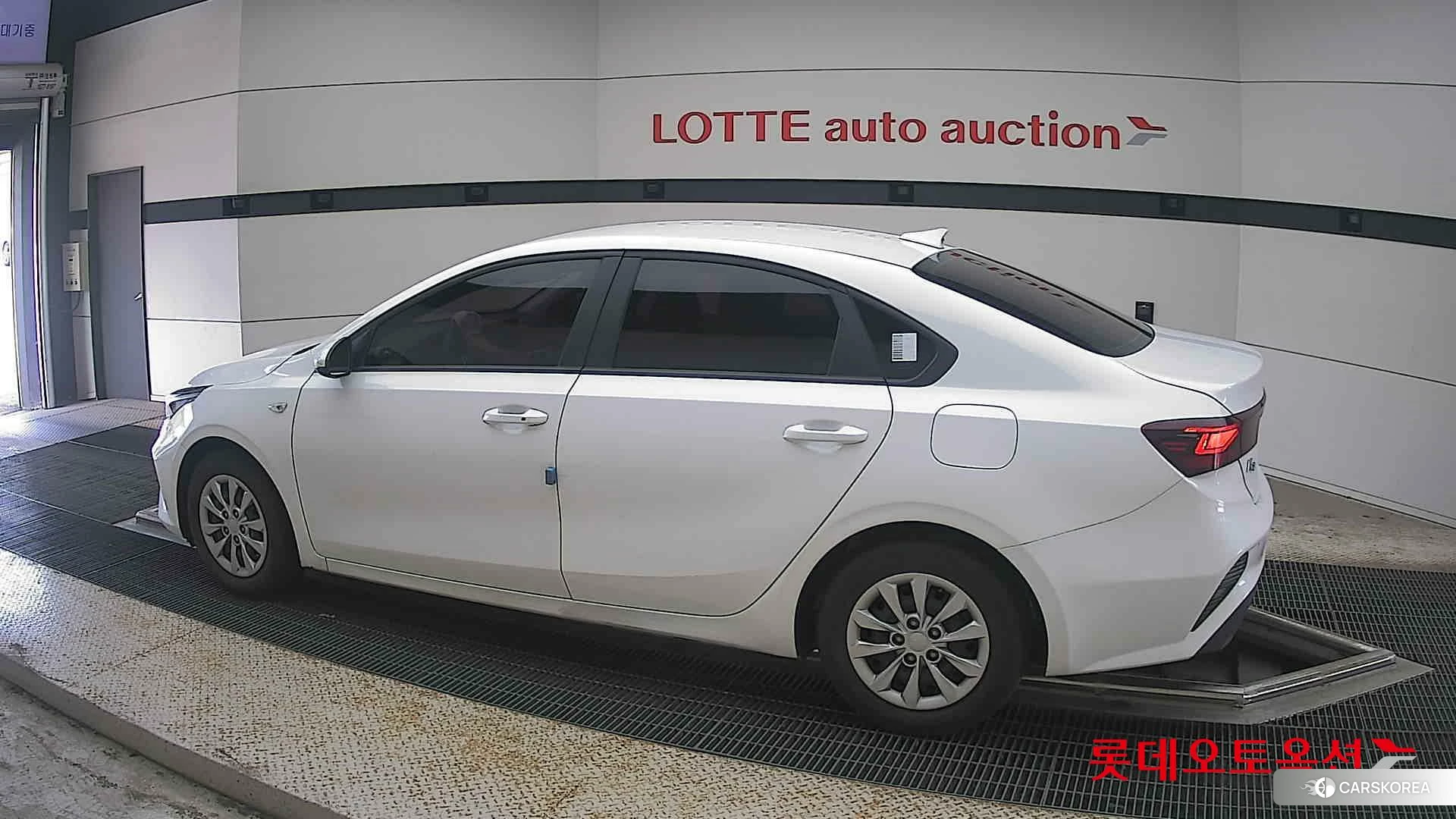 Kia K3 2022 Snow White Pearl из Кореи, фото 2