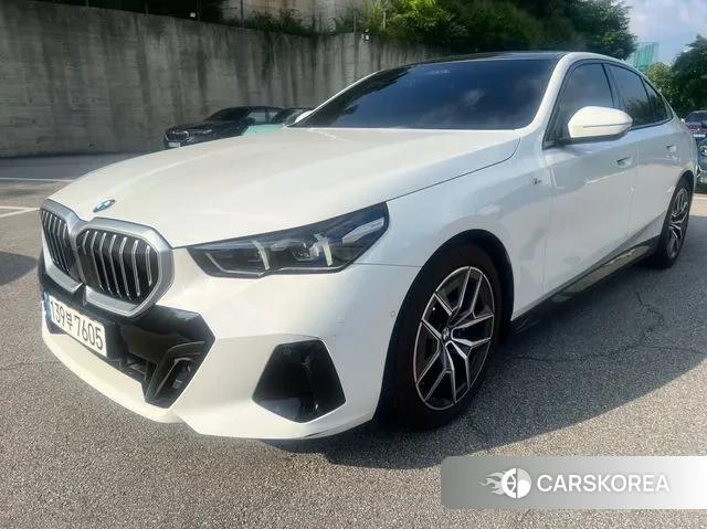 BMW 5 Series (G60) 2023 Белый из Кореи, фото 2