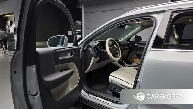 Volvo XC40 2024 Серебристо-серый из Кореи, фото 2