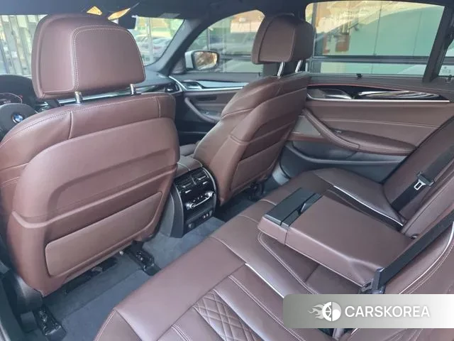 BMW 5 Series (G30) 2023 Белый из Кореи, фото 2