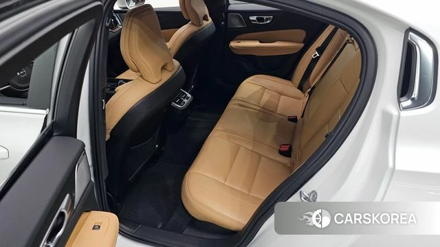 Volvo S60 3rd generation 2023 Белый из Кореи, фото 2