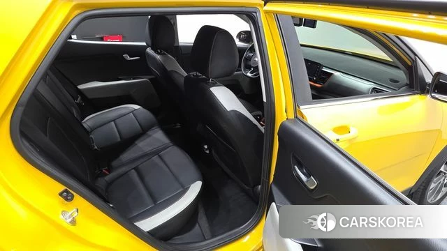 Kia Stonic 2018 Желтый из Кореи, фото 2