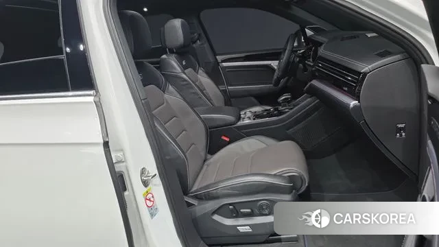 Volkswagen Touareg 3rd generation 2020 Белый из Кореи, фото 2