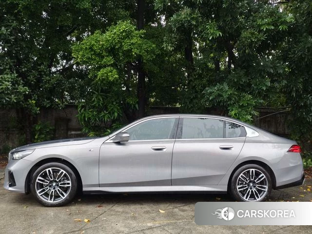 BMW 5 series 2024 Серебристо-серый из Китая, фото 2