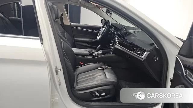 BMW 5 Series (G30) 2020 Белый из Кореи, фото 2