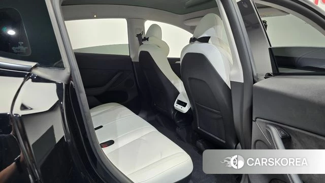 Tesla Model Y 2023 Черный из Кореи, фото 2