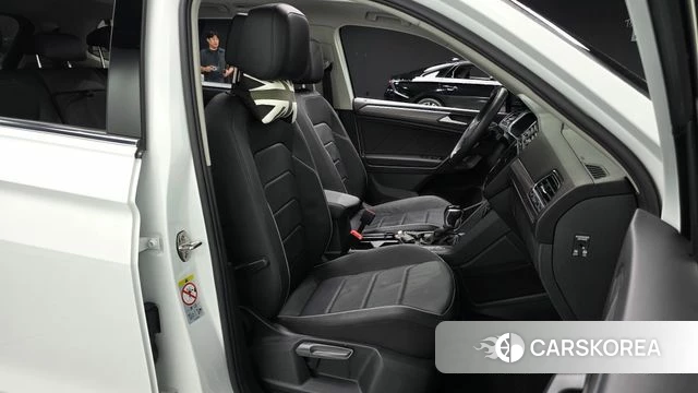 Volkswagen Tiguan Allspace 2023 Белый из Кореи, фото 2