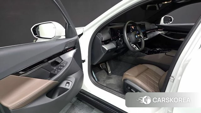 BMW 5 Series (G60) 2024 Белый из Кореи, фото 2