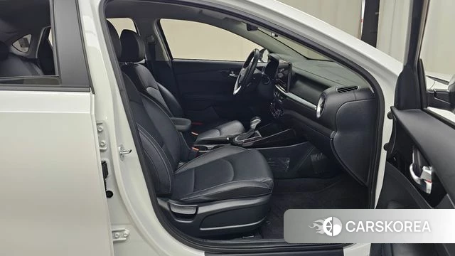 Kia The New K3 2nd generation 2023 Белый из Кореи, фото 2