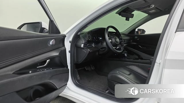 Hyundai The New Avante (CN7) 2023 Белый из Кореи, фото 2