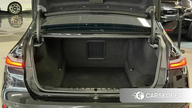 BMW 7 Series (G70) 2024 Черный из Кореи, фото 2