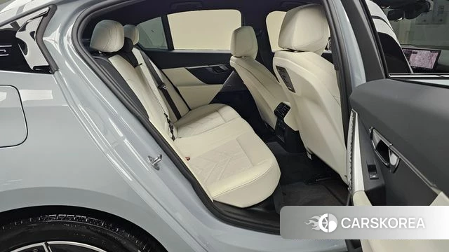 BMW 5 Series (G60) 2024 Светло-серебряный цвет из Кореи, фото 2