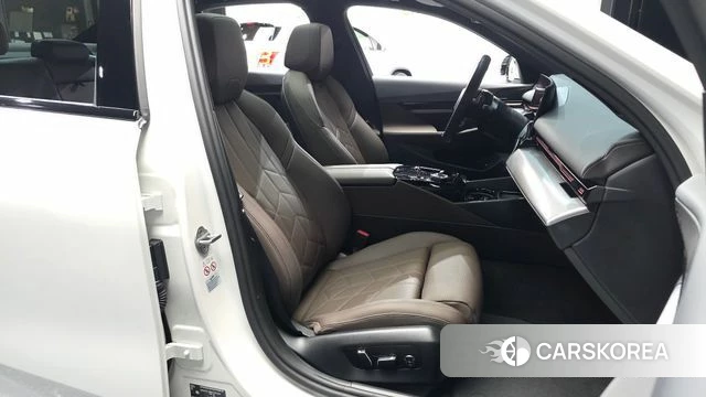 BMW 5 Series (G60) 2023 Белый из Кореи, фото 2