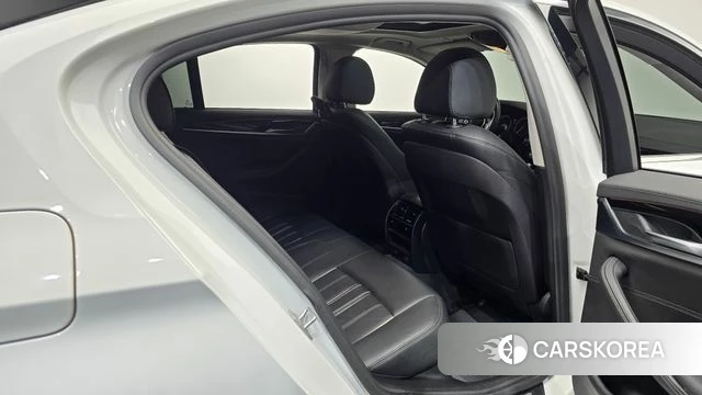 BMW 5 Series (G30) 2018 Белый из Кореи, фото 2