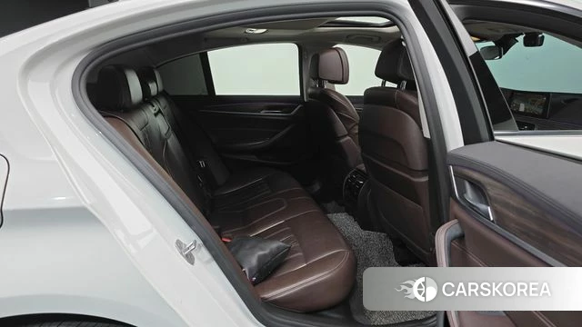 BMW 5 Series (G30) 2019 Белый из Кореи, фото 2