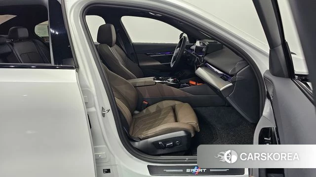 BMW 5 Series (G60) 2025 Белый из Кореи, фото 2