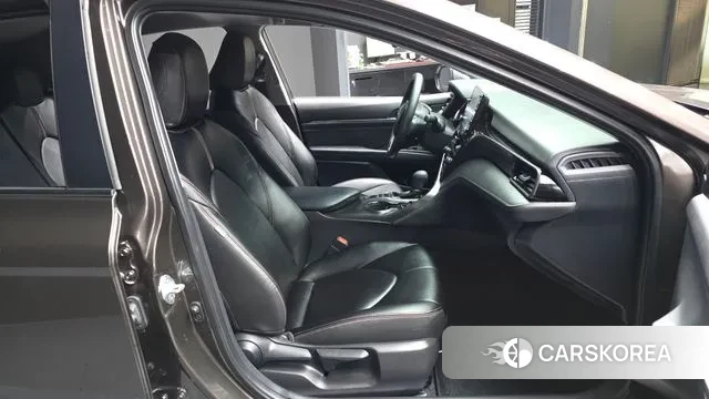 Toyota Camry (XV70) 2021 Коричневый из Кореи, фото 2