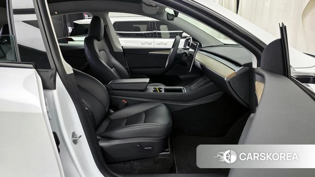 Tesla Model Y 2023 Белый из Кореи, фото 2