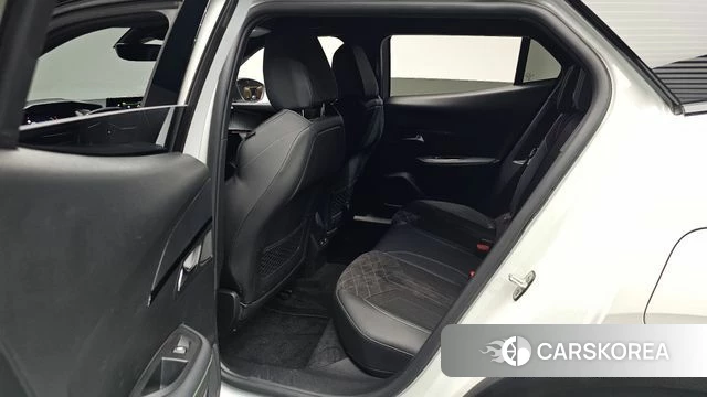 Peugeot e-2008 second generation 2023 Белый из Кореи, фото 2