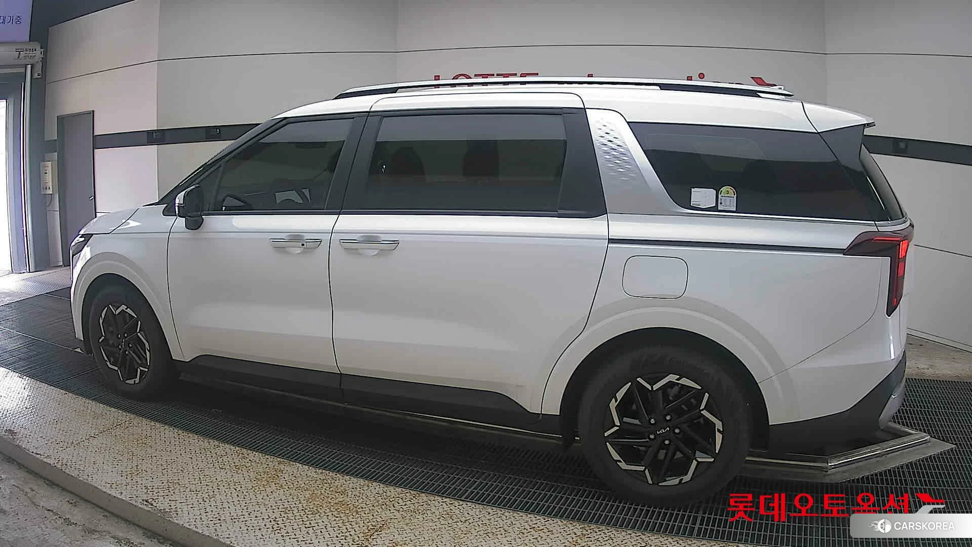 Kia Carnival 2024 Snow White Pearl из Кореи, фото 2