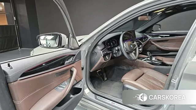 BMW 5 Series (G30) 2022 Серебристо-серый из Кореи, фото 2