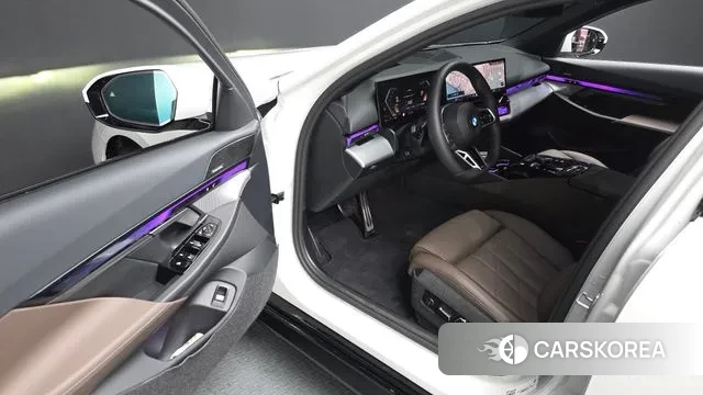 BMW 5 Series (G60) 2025 Белый из Кореи, фото 2