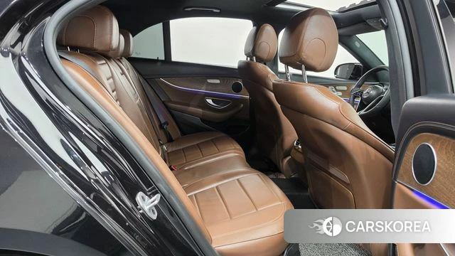 Mercedes-Benz E-Class W213 2023 Черный из Кореи, фото 2