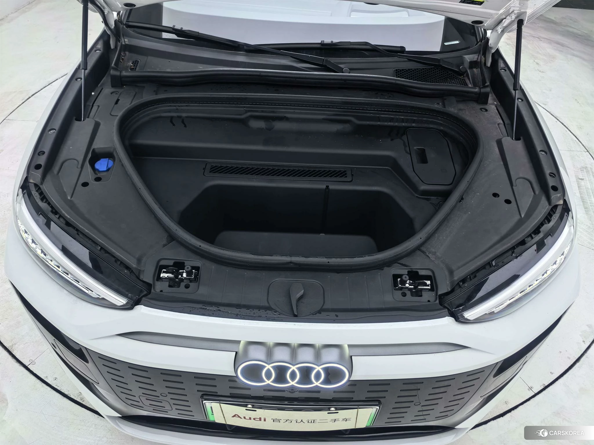 Audi Q6L e-tron 2025 Белый из Китая, фото 2
