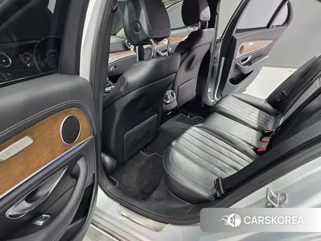 Mercedes-Benz E-Class W213 2018 Серебряный из Кореи, фото 2