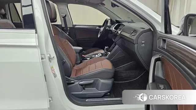 Volkswagen Tiguan Allspace 2023 Белый из Кореи, фото 2