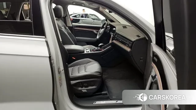 Volkswagen Touareg 3rd generation 2024 Белый из Кореи, фото 2