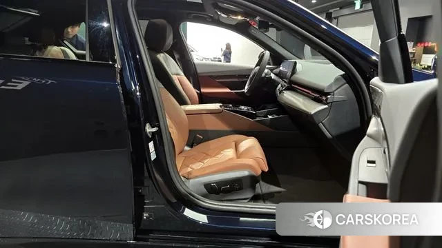 BMW 5 Series (G60) 2024 Черный из Кореи, фото 2