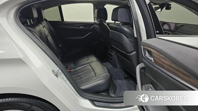 BMW 5 Series (G30) 2019 Белый из Кореи, фото 2