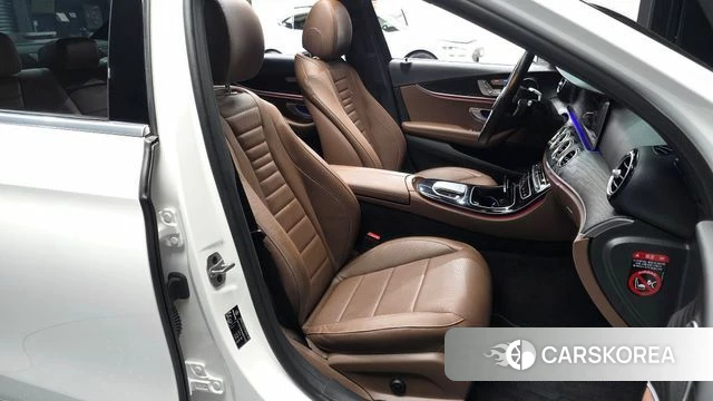 Mercedes-Benz E-Class W213 2022 Белый из Кореи, фото 2