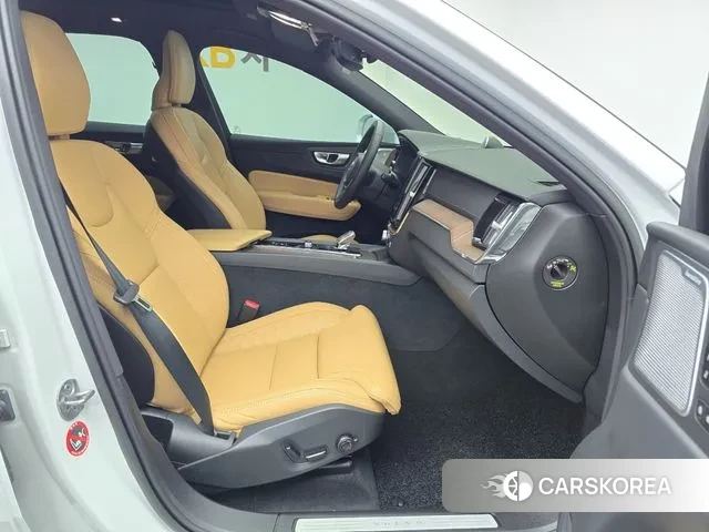 Volvo XC60 second Generation 2023 Белый из Кореи, фото 2