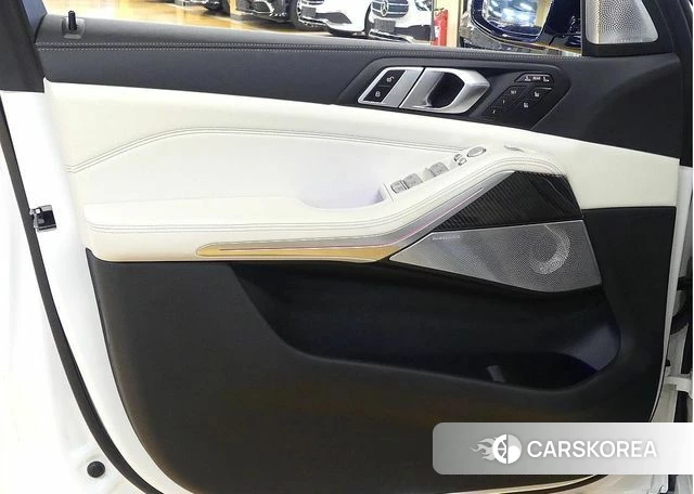 BMW X7 (G07) 2024 Белый из Кореи, фото 2
