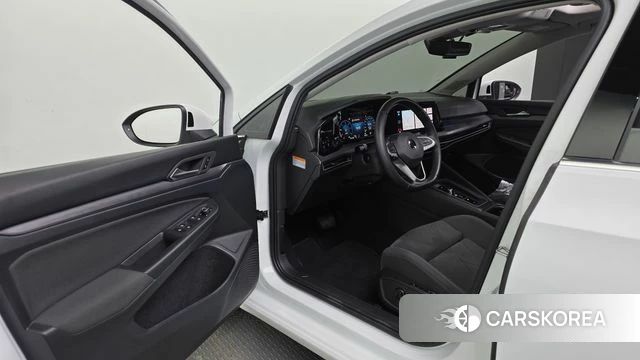 Volkswagen Golf 8th Generation 2022 Белый из Кореи, фото 2