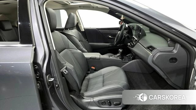 Lexus ES300h 7th generation 2022 Серый из Кореи, фото 2