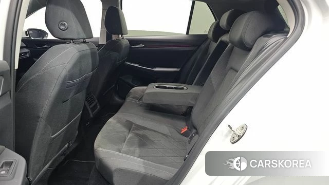 Volkswagen Golf 8th Generation 2023 Белый из Кореи, фото 2