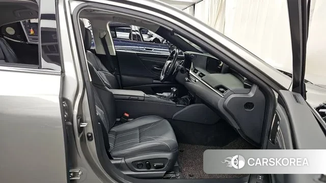 Lexus ES300h 7th generation 2020 Серебряный из Кореи, фото 2