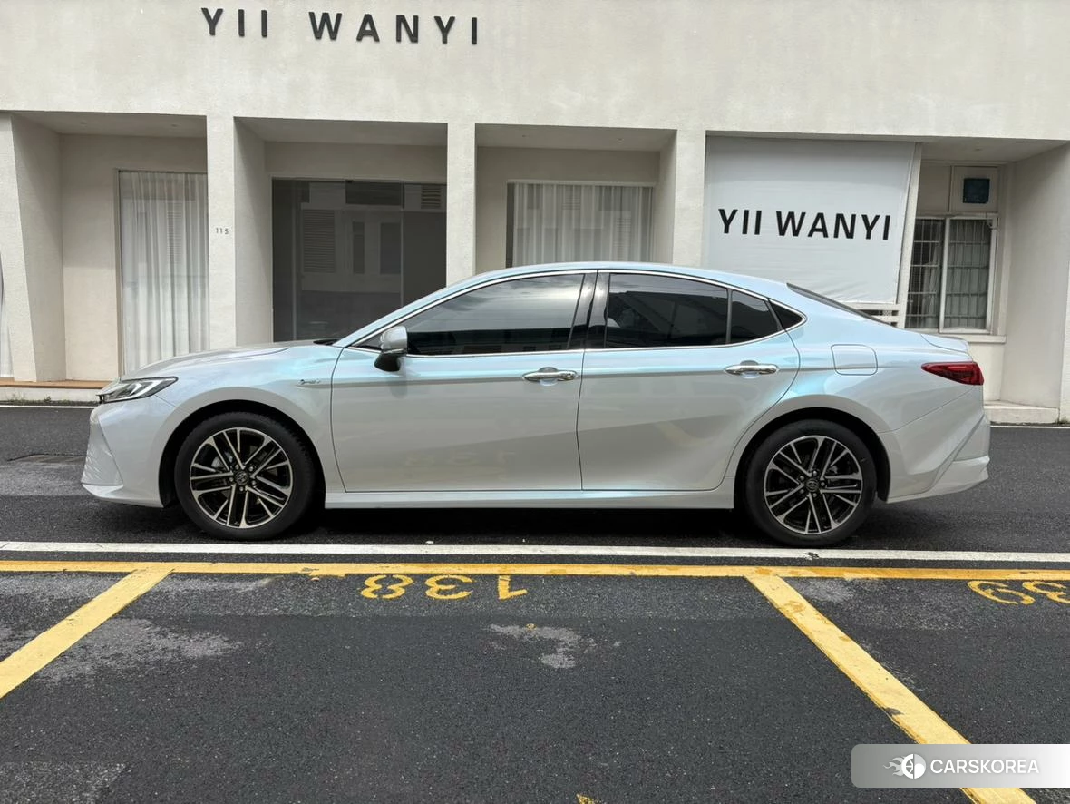 Toyota Camry 2024 Серебристо-серый из Китая, фото 2