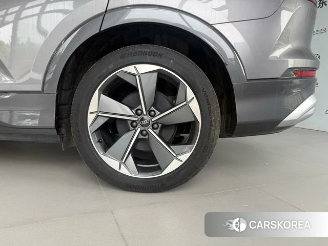 Audi Q5 e-tron 2024 Темно-серый из Китая, фото 2