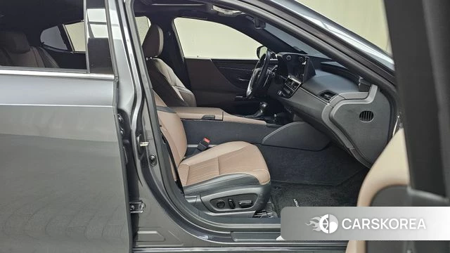 Lexus ES300h 7th generation 2024 Серый из Кореи, фото 2
