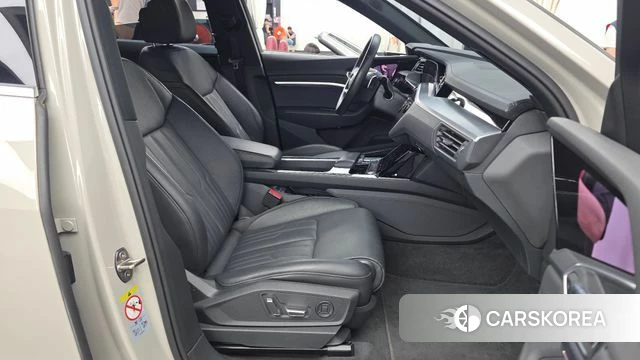 Audi e-Tron 2022 Жемчужный цвет из Кореи, фото 2