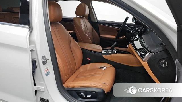 BMW 5 Series (G30) 2018 Белый из Кореи, фото 2