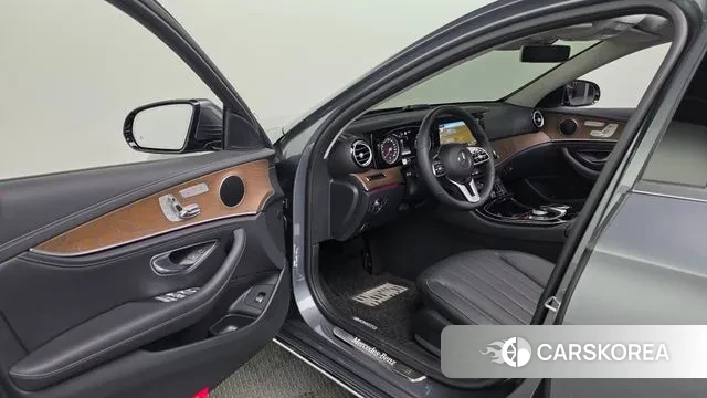 Mercedes-Benz E-Class W213 2019 Серый из Кореи, фото 2