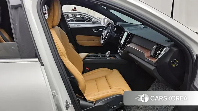 Volvo XC60 second Generation 2024 Белый из Кореи, фото 2