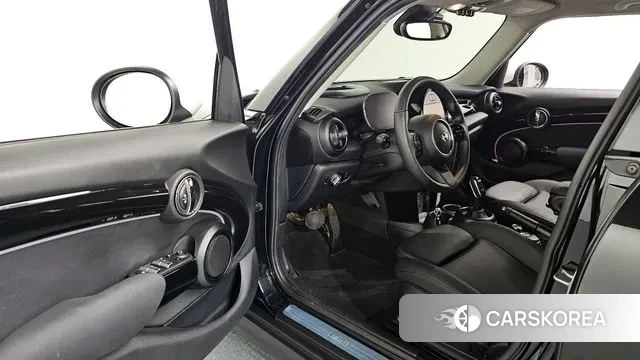 Mini Cooper 2023 Черный из Кореи, фото 2